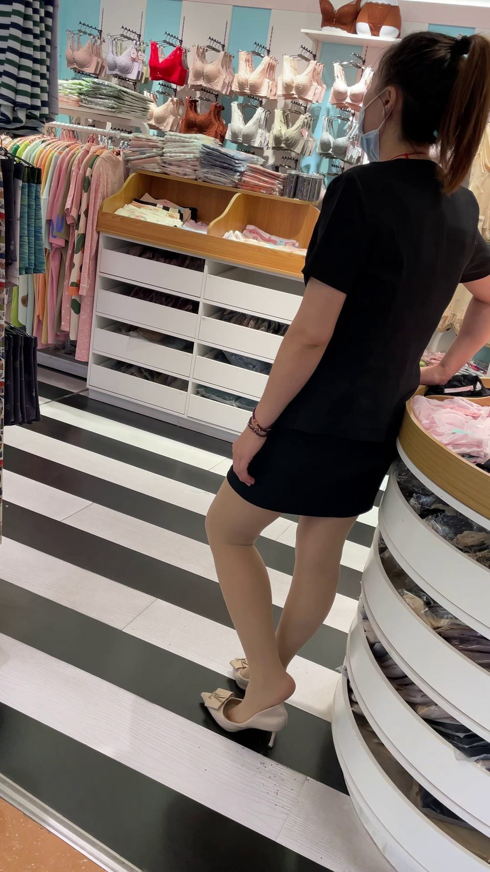 ZF322-站累了的肉丝美女漏出丝袜脚底 - 预览 4